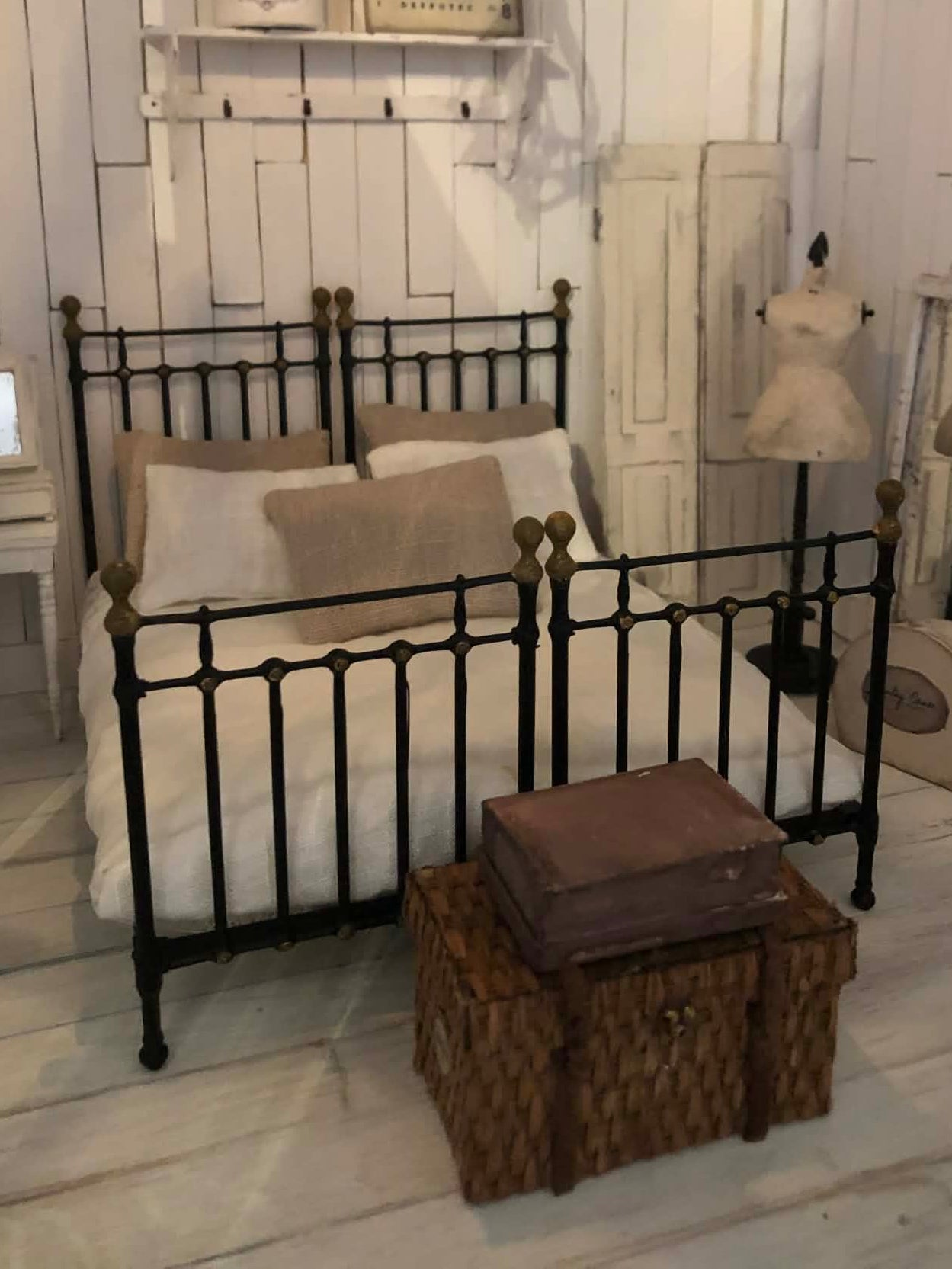 Fransk järnsäng skala 1:12